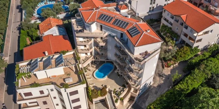 Dovolená v Černé Hoře: apartmány s venkovním bazénem jen 200 m od pláže