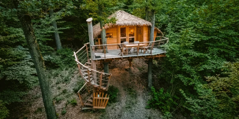 Domečky na stromě s výhledem na hrad Krásna Hôrka a snídaní z piknikového košíku servírovanou na terase