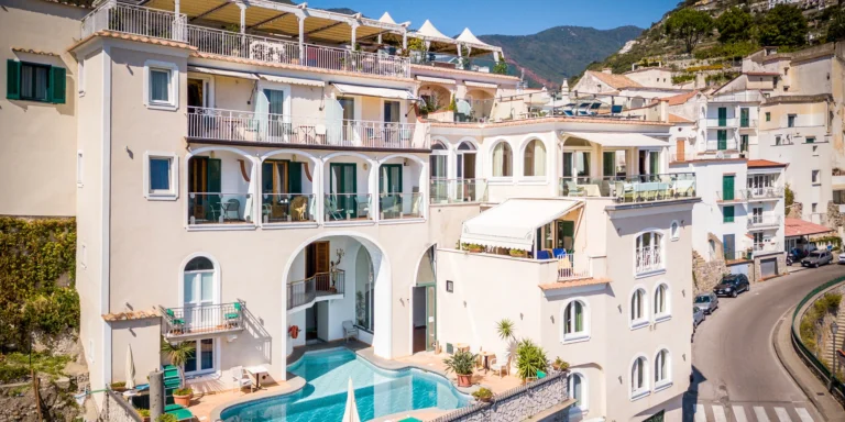 Pobyt na pobřeží Amalfi ve městečku Ravello: 4* hotel se snídaní či polopenzí a bazénem, 1,5 km od moře