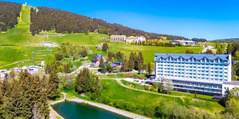 Adult friendly hotel v německých Krušných horách: snídaně či polopenze, wellness i výlety