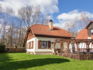 Zrekonstruovaná chalupa ve Frýdlantu nad Ostravicí: přímo u řeky, vlastní sauna, vířivka a zahrada, 9 km od Lysé hory