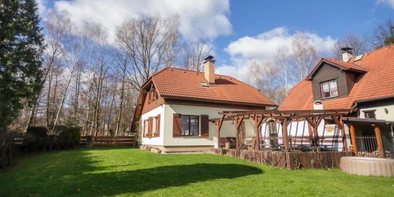 Zrekonstruovaná chalupa ve Frýdlantu nad Ostravicí: přímo u řeky, vlastní sauna, vířivka a zahrada, 9 km od Lysé hory