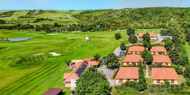 Pohoda ve Slavkově u golfového hřiště: snídaně či polopenze a víno