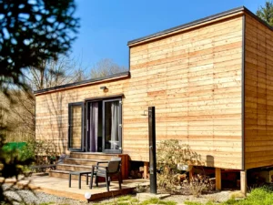 Glamping u Vltavy na dosah Prahy: domeček se saunou a venkovní terasa s grilem
