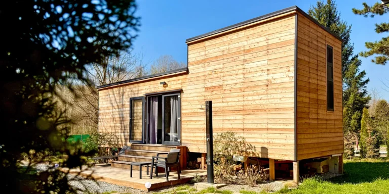 Glamping u Vltavy na dosah Prahy: domeček se saunou a venkovní terasa s grilem