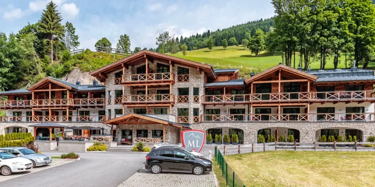 Dovolená v Saalbachu: moderní 4* apartmány v alpském stylu, snídaně i karta výhod