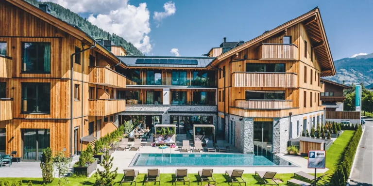 Nový wellness resort v Zell am See: bazén a sauny neomezeně, polopenze i karta výhod