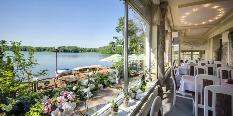 Dovolená u Mazruských jezer: 3* hotel přímo u promenády i snídaně či polopenze