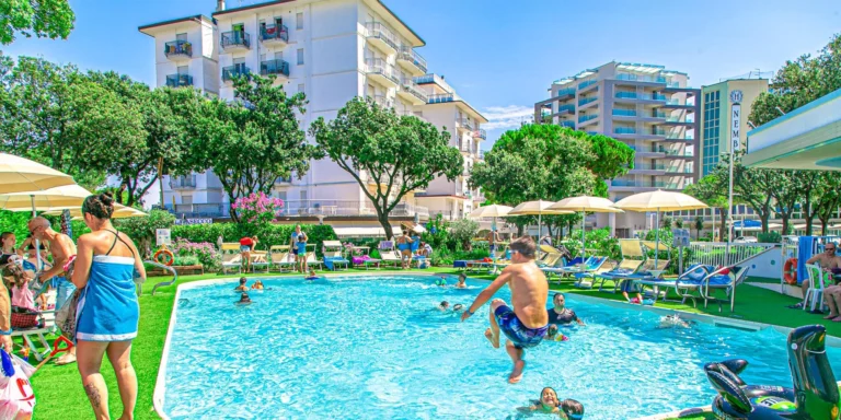 K moři do Itálie: family hotel u pláže, bazén, animační program a plná či polopenze
