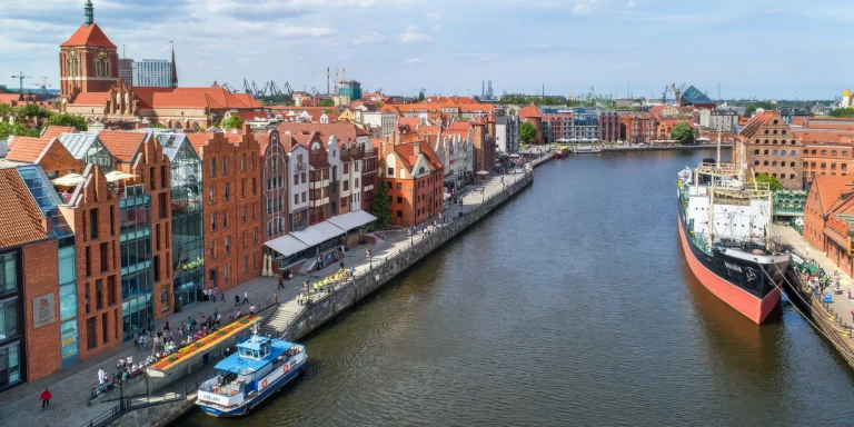 Moderní hotel v centru Gdaňsku, přímo u řeky a starého jeřábu: snídaně a neomezeně sauna