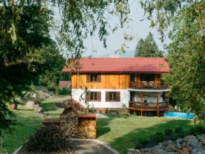 Roubenka s parádním výhledem na Lysou horu: designové apartmány, bazén, nebo sauna
