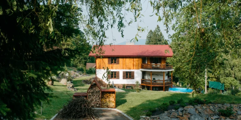 Roubenka s parádním výhledem na Lysou horu: designové apartmány, bazén, nebo sauna