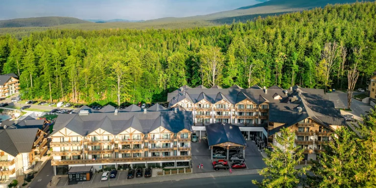 V páru nebo s rodinou do polských Krkonoš: krásný 5* resort s jídlem a neomezeným wellness