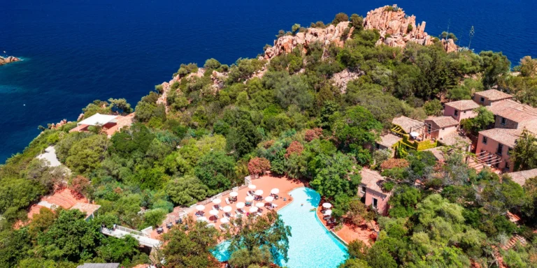 Sardinie: hotel Borgo Cala Moresca ve stejnojmenném zálivu – bazény, strava i wellness a vstup do národního parku