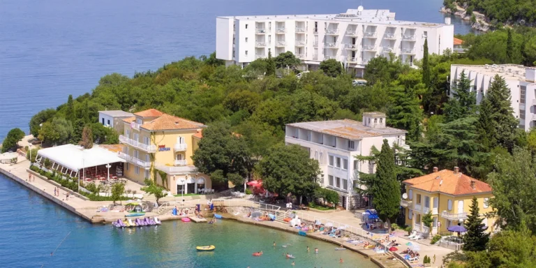 Chorvatská dovolená na ostrově Krk: polopenze, hotel 50 metrů od moře, sportovní aktivity