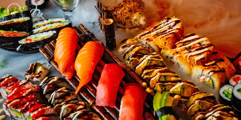 32 až 74 kousků pestrého sushi s rybami i zeleninou na suchém ledu