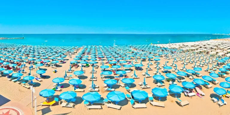 Rodinná dovolená u italského Jadranu: hotel 50 m od pláže, plná penze, bazén, dítě zdarma