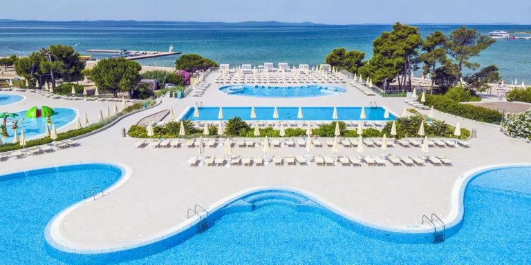 Resort v chorvatském Zatonu: mobilhome až pro 7 os., 400 m na pláž, bazény a zábava