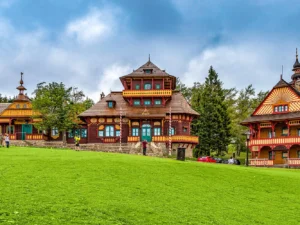 Jurkovičovy útulny na Pustevnách: pobyt se snídaní i večeří ve valašské restauraci Libušín