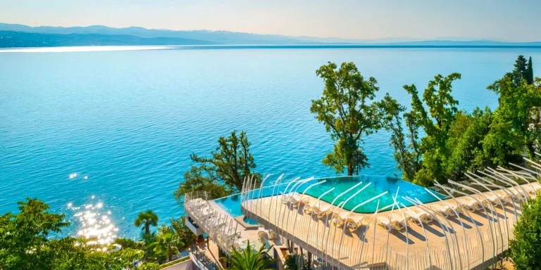 Luxusní dovolená v Chorvatsku: 4* hotel na promenádě Opatija, polopenze, infinity bazén