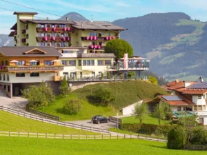 Dovolená v Zillertalu: hotel u lanovky, polopenze a neomezený wellness s výhledem