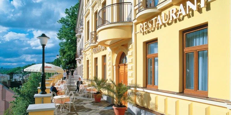 4* pobyt v centru Karlových Varů: ubytování se snídaní či polopenzí, wellness i masáží