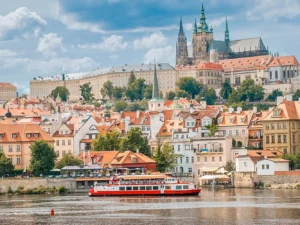 Zážitek na Vltavě: hodinová plavba s nápojem a dezertem