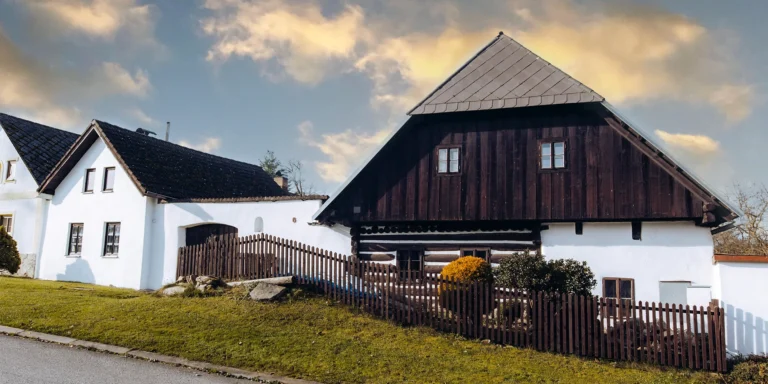 Šumava jako z pohádky: stylová roubená chalupa až pro 10 osob, privátní sauna