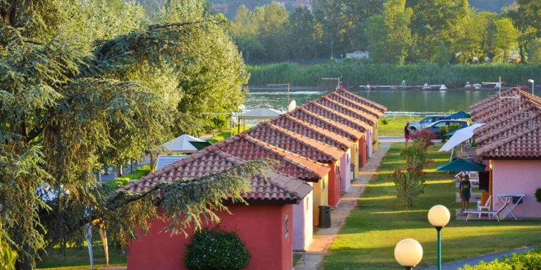 Italská dovolená v rezortu s bungalovy v oblasti mezi Ligurií a Toskánskem vč. snídaně a bazénu
