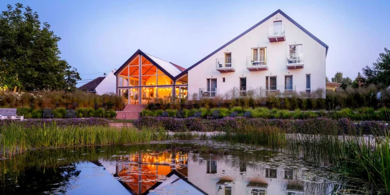 Nový hotel u Neziderského jezera: strava, termální lázně, neomezený wellness, 2 děti zdarma
