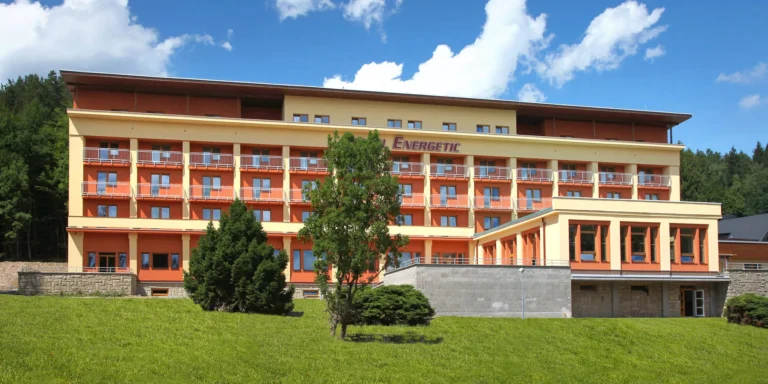 4* pobyt v Rožnově: snídaně či polopenze, neomezeně wellness a bazén i procedury
