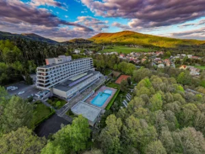 Relax v Rožnově: zrekonstruované pokoje, jídlo, vnitřní a venkovní bazén, sauna, masáže i procedury