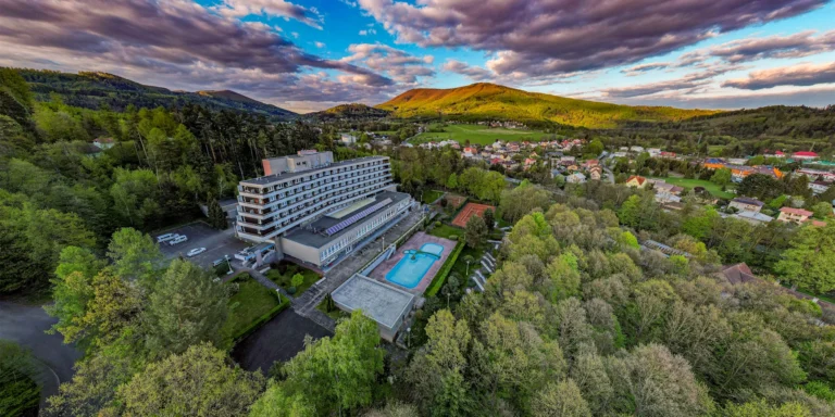 Relax v Rožnově: zrekonstruované pokoje, jídlo, vnitřní a venkovní bazén, sauna, masáže i procedury