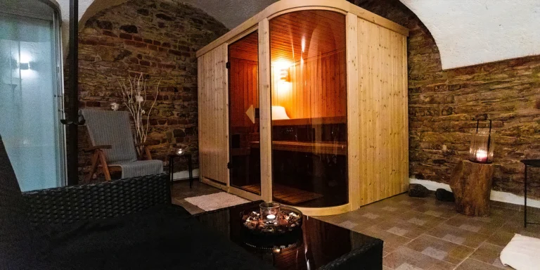 Královský relax v privátním wellness pro 2-6 osob: koupel, sauna i lahev sektu