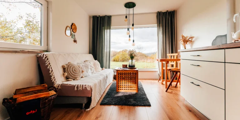 Vybavený tiny house uprostřed přírody s venkovním posezením