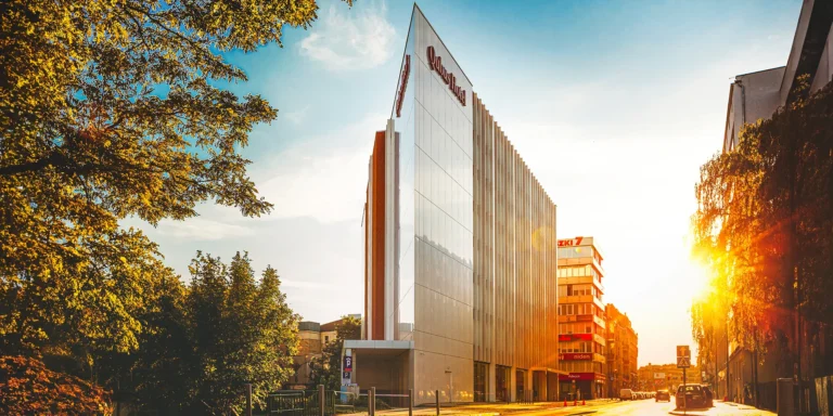 Nově postavený moderní hotel v samém centru Katovic s jídlem a saunou