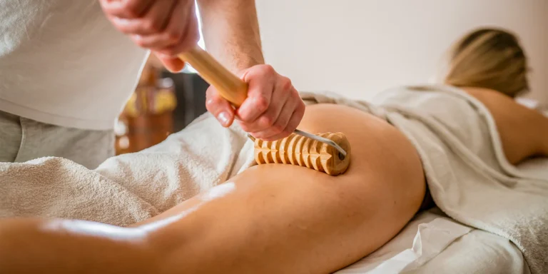 Maderoterapie těla či obličeje se zábalem či relaxační masáží hlavy, nebo lymfatická terapie