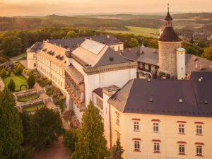 Pohádková romantika v Chateau Zbiroh: večeře v krčmě, wellness a prohlídka zámku