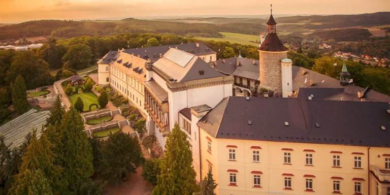 Pohádková romantika v Chateau Zbiroh: večeře v krčmě, wellness a prohlídka zámku