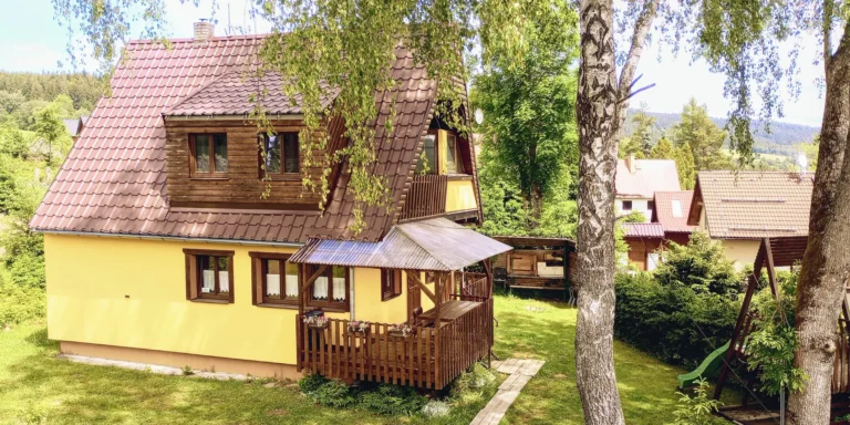 Dovolená v chatové osadě na Lipně: vybavené apartmány pro 5 osob a Lipno card