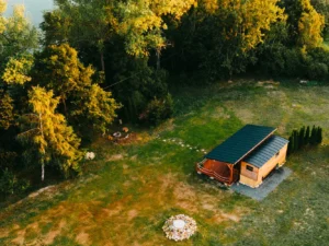 Relax ve stylové maringotce u Dvora Králové pro dva: kuchyňka i terasa s ohništěm