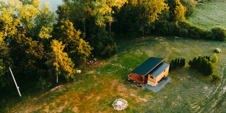 Relax ve stylové maringotce u Dvora Králové pro dva: kuchyňka i terasa s ohništěm
