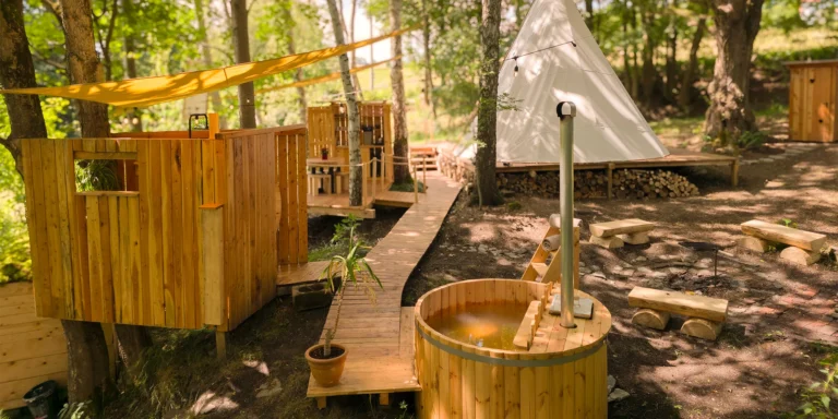 Zážitkové nocování ve vybaveném teepee: sprcha s teplou vodou, solární elektřina i koupací sud