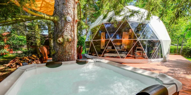 Glamping u pláže na Slapech: snídaně i privátní vířivka a venkovní sauna