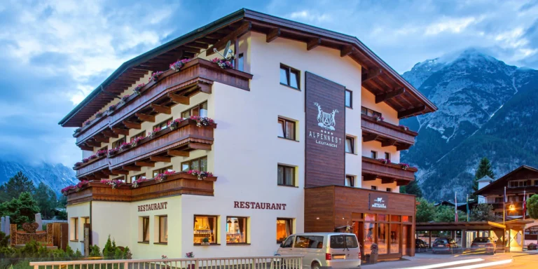 Pobyt v rakouských Alpách: hotel se snídaní a polopenzí, sauny, karta výhod