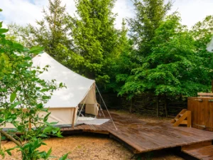 Glamping u Brd: moderní stan, vybavená kuchyň a horký sud až pro 4 osoby