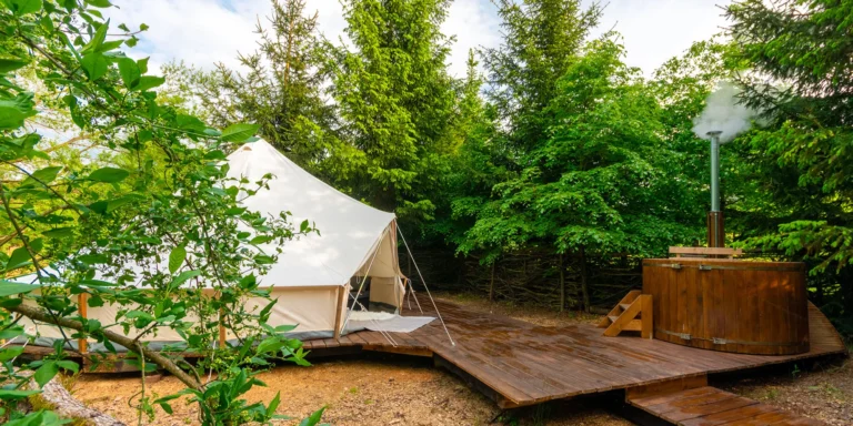 Glamping u Brd: moderní stan, vybavená kuchyň a horký sud až pro 4 osoby