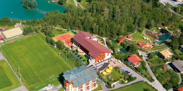 Pobyt v Tyrolsku: resort s polopenzí+, wellness, biotop ke koupání