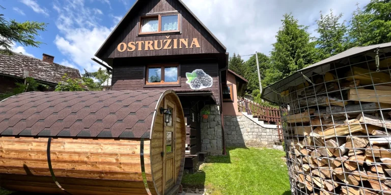 Krásná chata v Jeseníkách s horkým sudem i saunami a zahradou až pro 8 osob