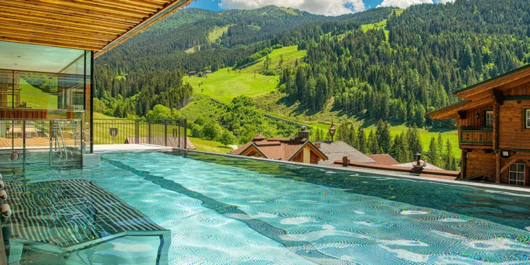 Údolí Gastein: hotel v 1000 m n. m., bohatě vybavený wellness, polopenze a lyžování